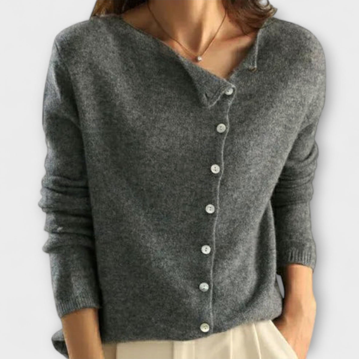 Isabelle - Pull Basique Gris à Boutons et Col V