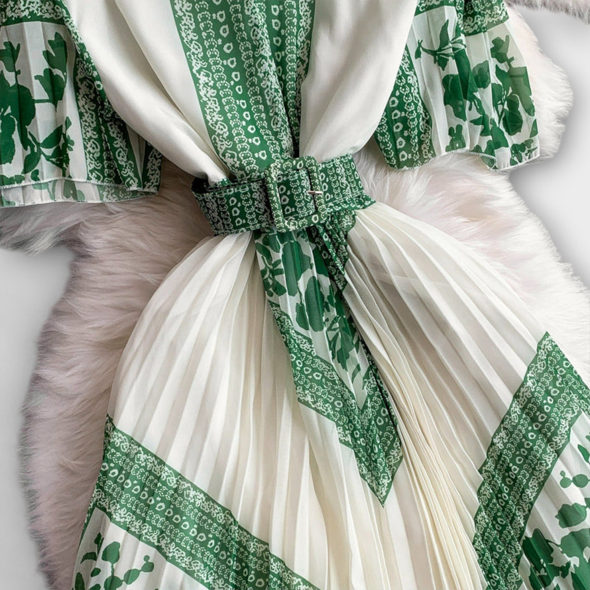 Delilah - Robe Vintage Rouge et Blanche à Col Montant