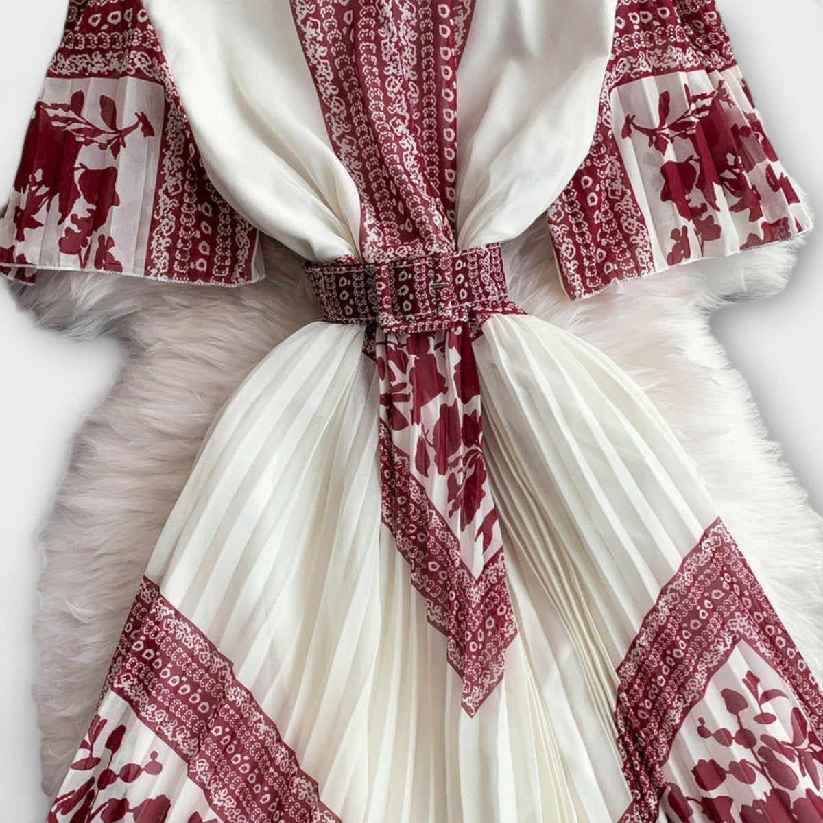 Delilah - Robe Vintage Rouge et Blanche à Col Montant