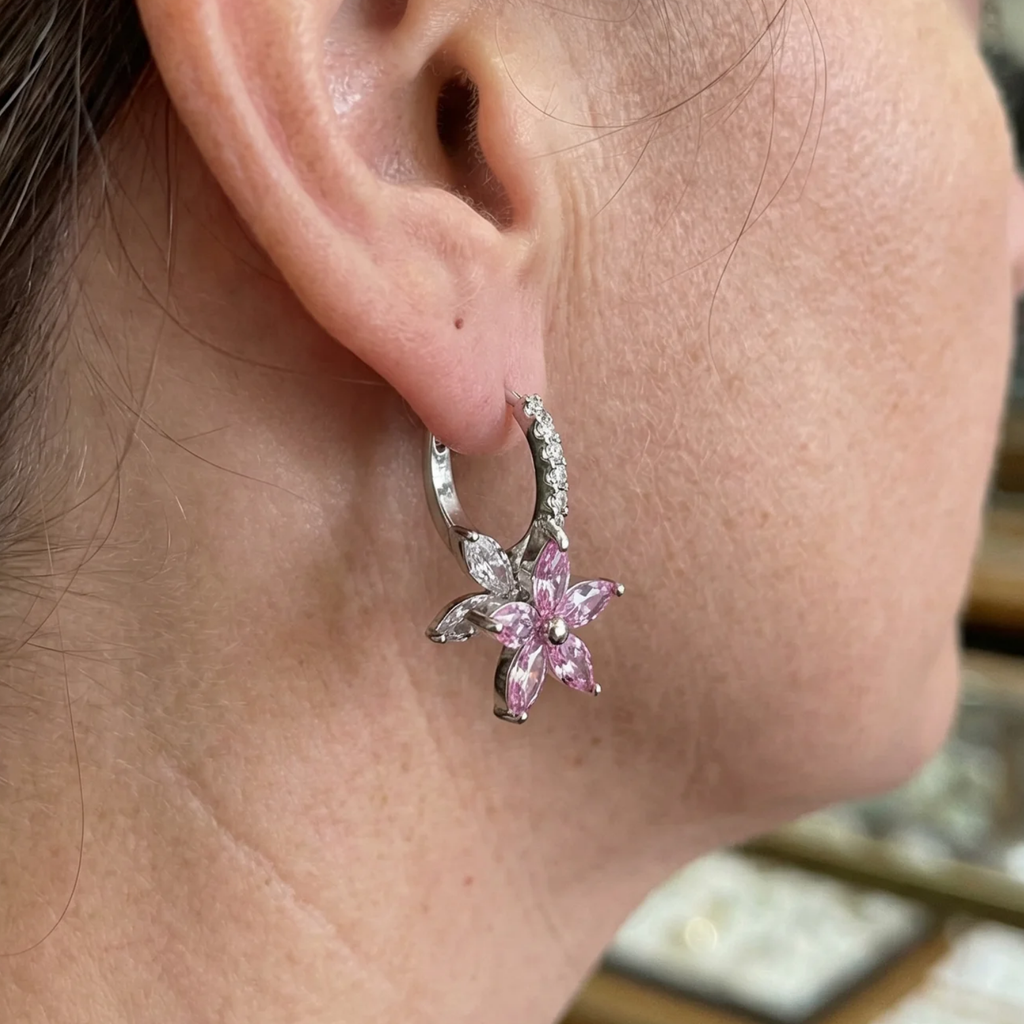 Boucles d’oreilles fleurs roses Amara | Or blanc