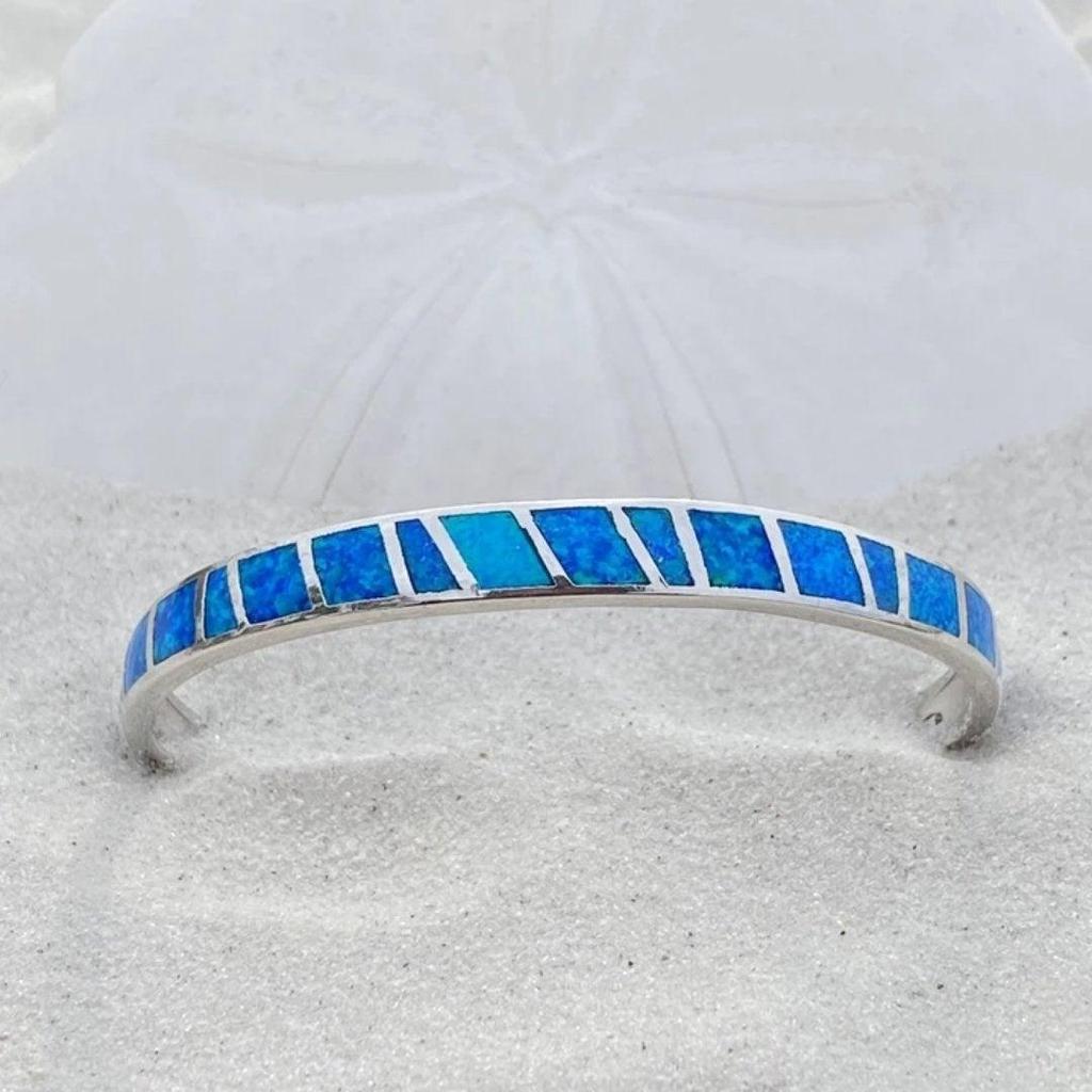 Armband mit blauem Opal in Weißgold