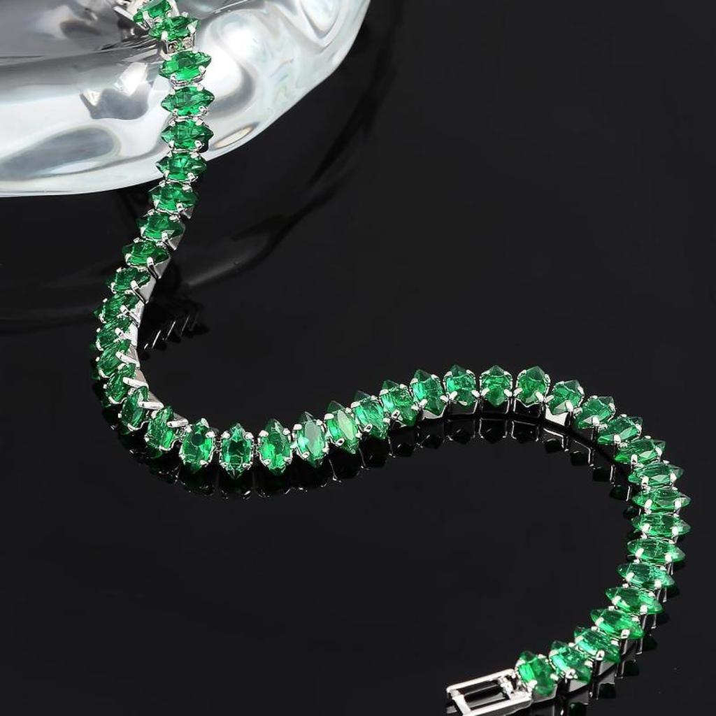 Armband mit smaragdgrünen Steinen