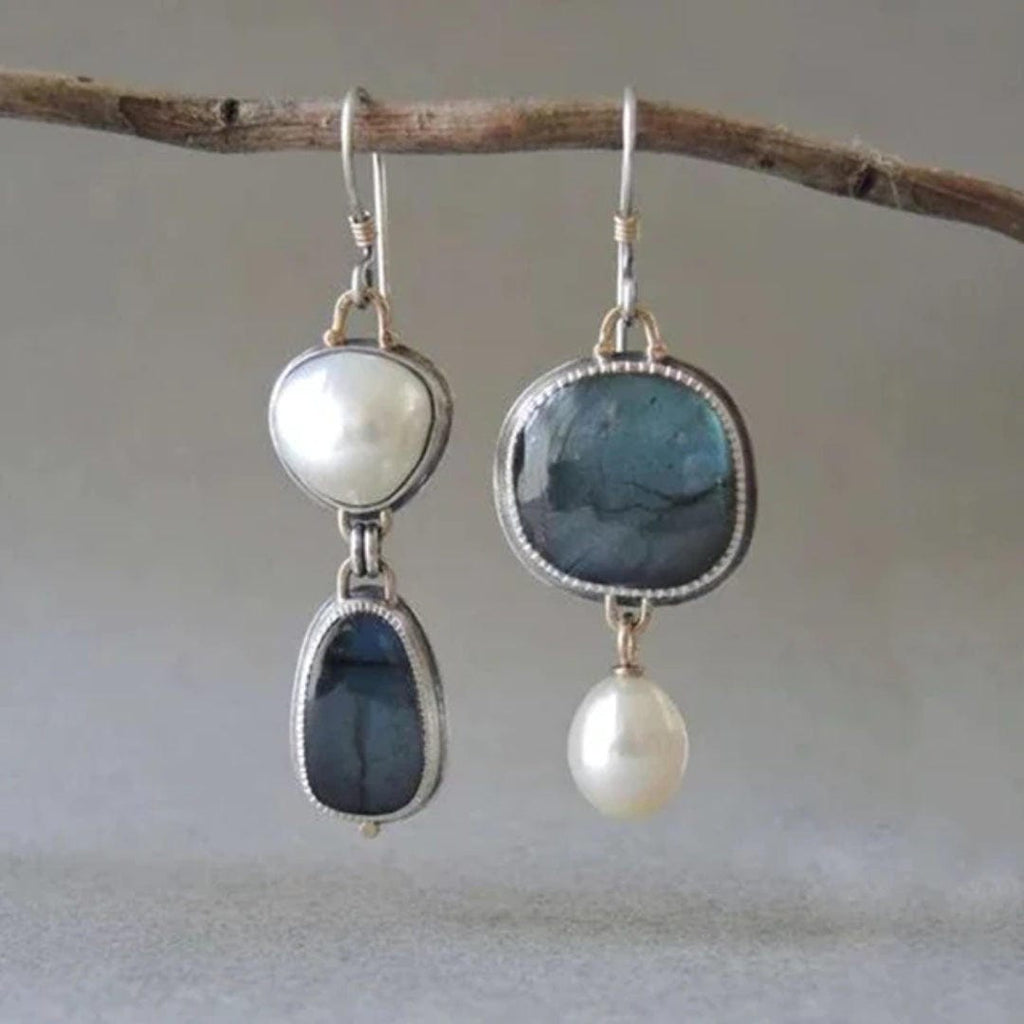 Asymmetrische Ohrringe mit blauen Steinen und Perle