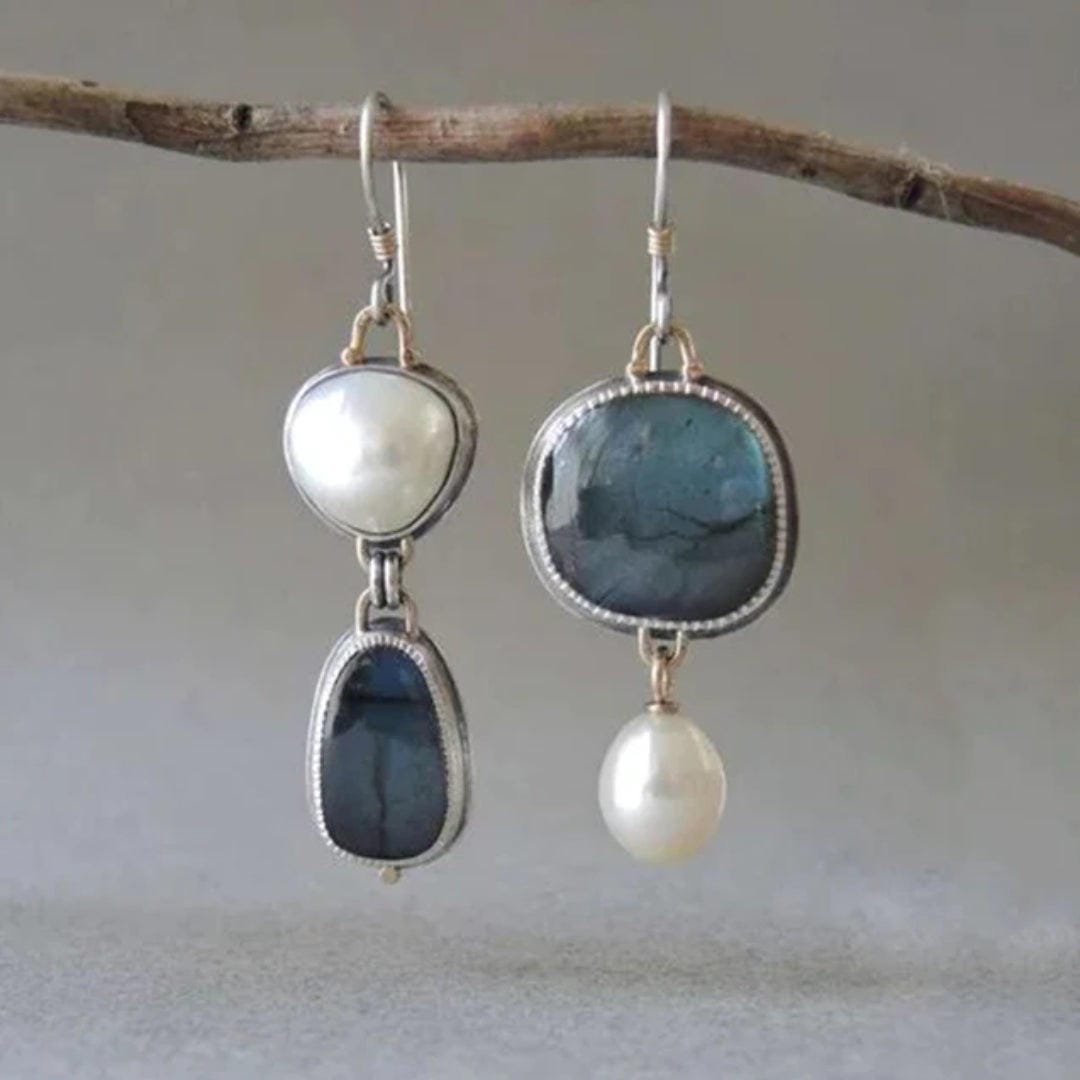 Asymmetrische Ohrringe mit blauen Steinen und Perle