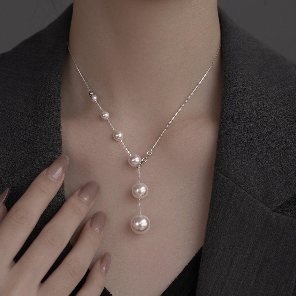 Elegante Halskette mit hängenden Perlen