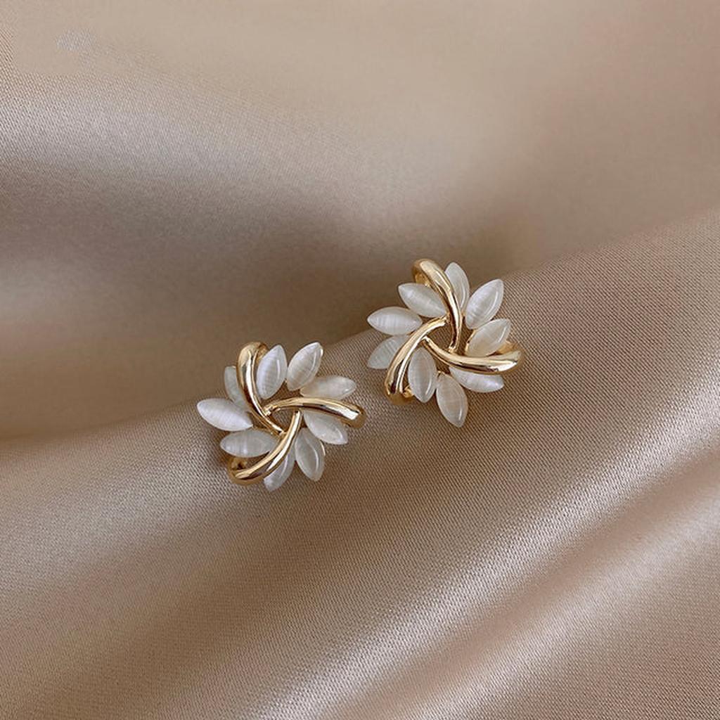 Boucles d’oreilles dorées à fleurs effet opale