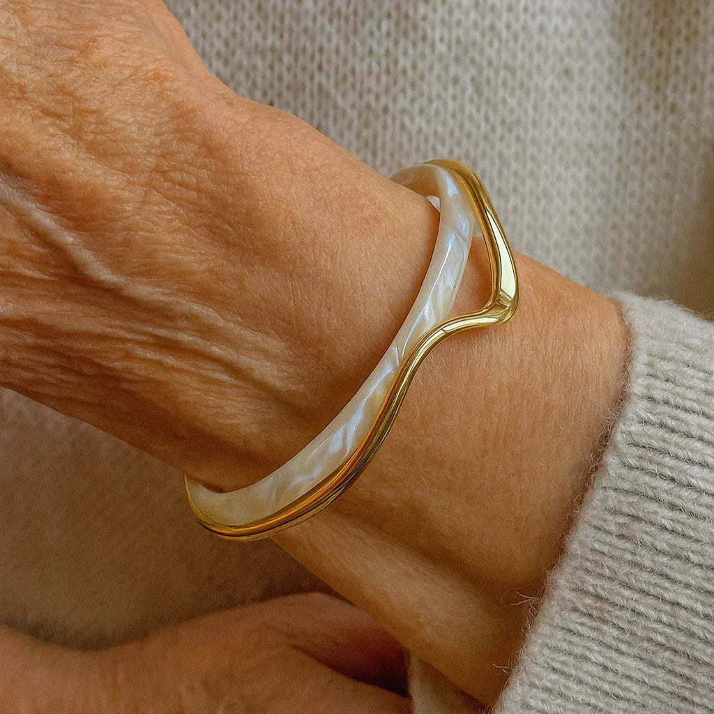Bracelet manchette ouvert doré à émail blanc