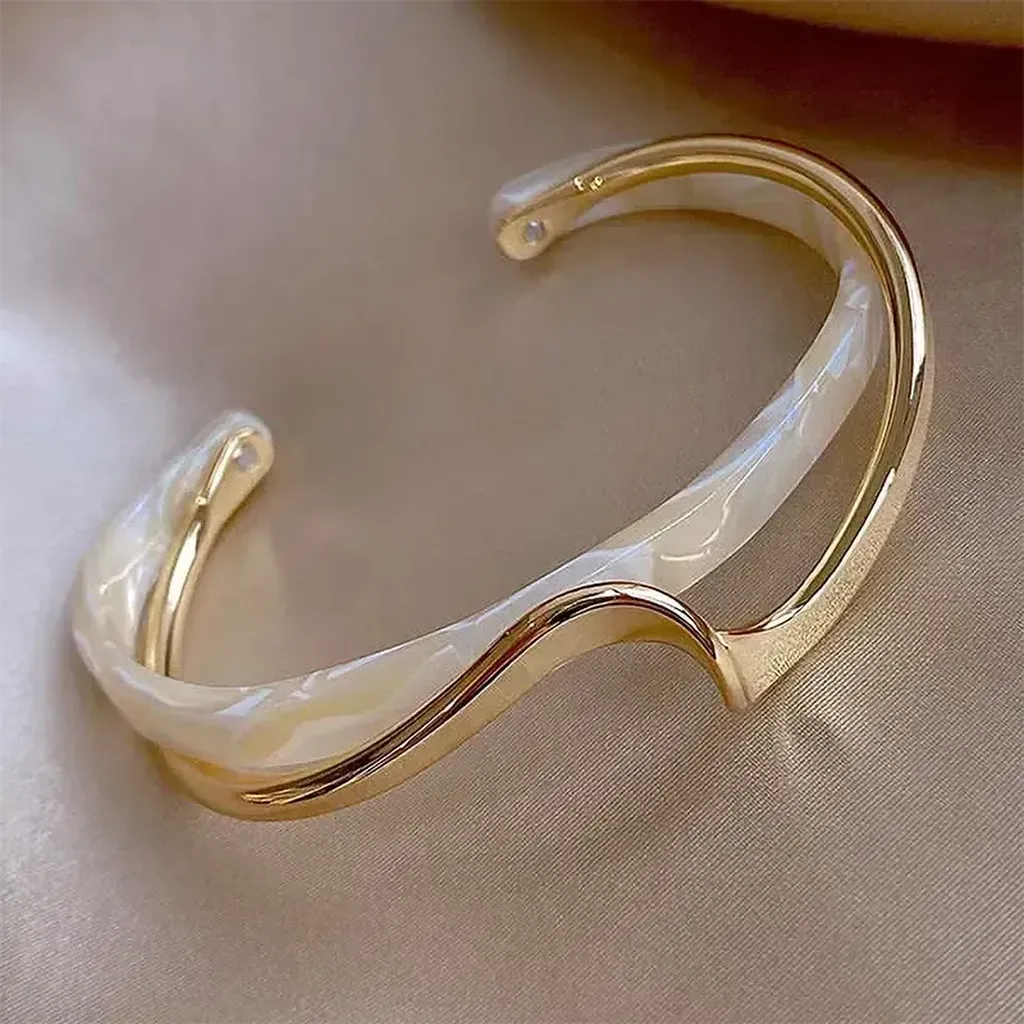 Bracelet manchette ouvert doré à émail blanc