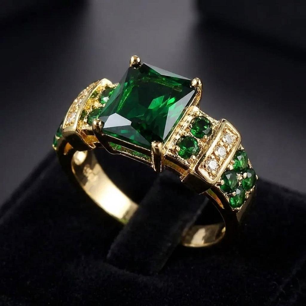Bague dorée à pierres vert émeraude