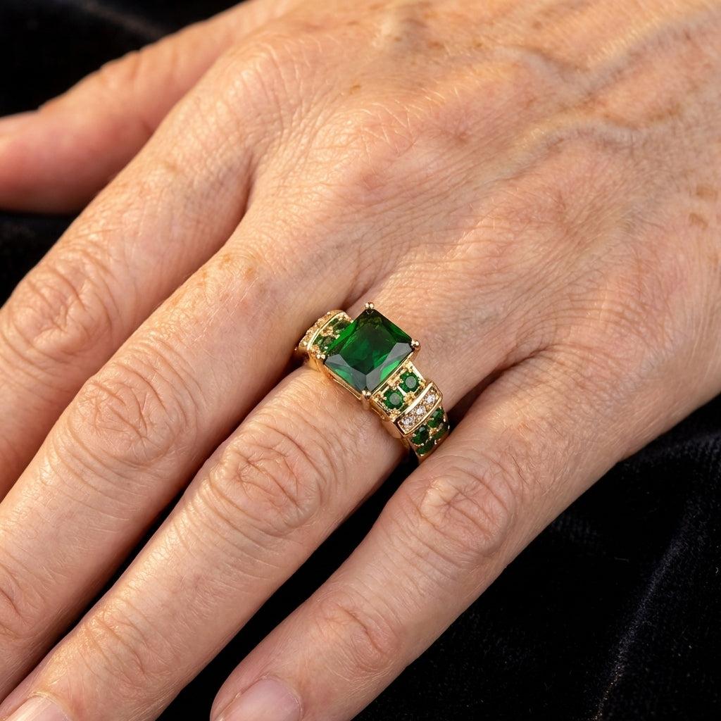 Bague dorée à pierres vert émeraude
