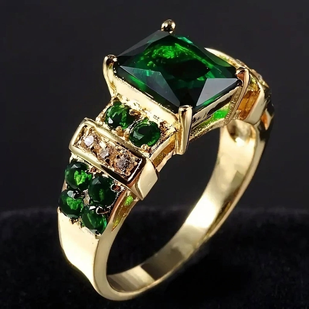 Bague dorée à pierres vert émeraude