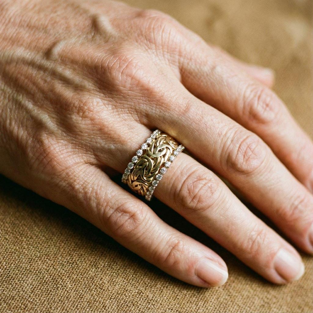 Geflochtener Retro-Goldring mit Zirkonia