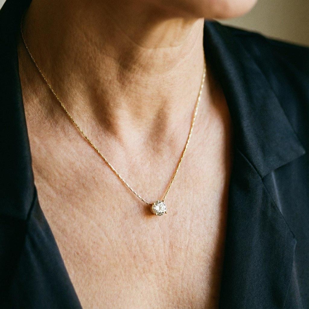 Collier doré à pierres en zirconium
