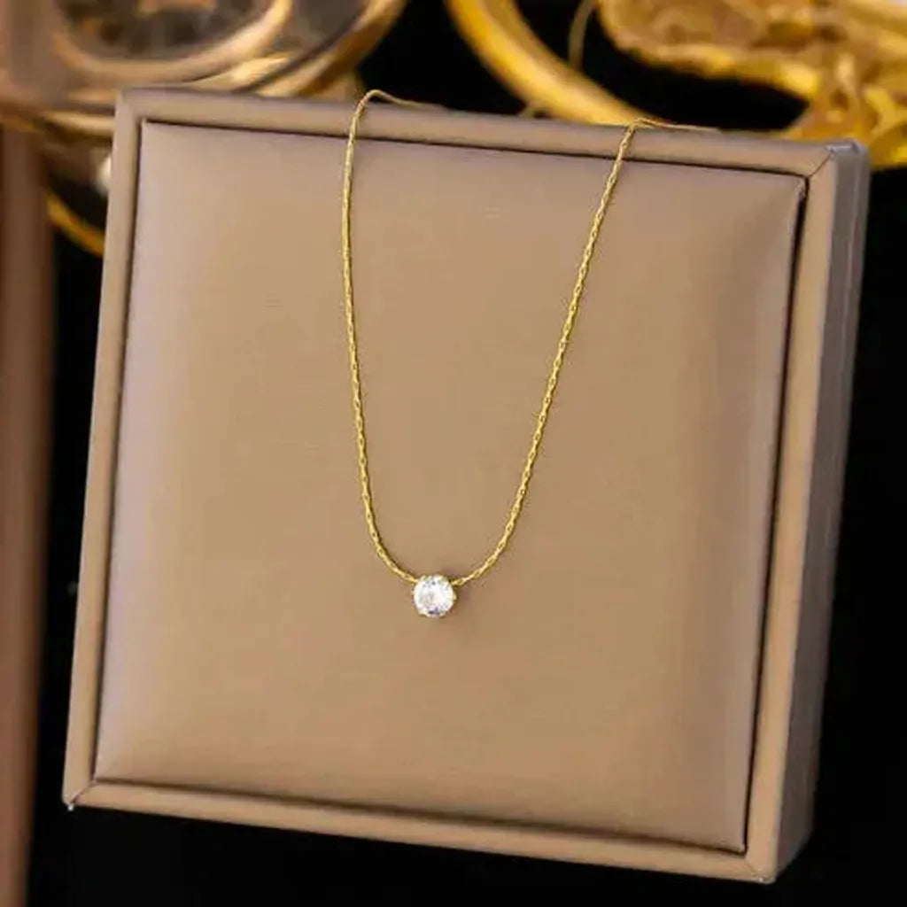 Collier doré à pierres en zirconium