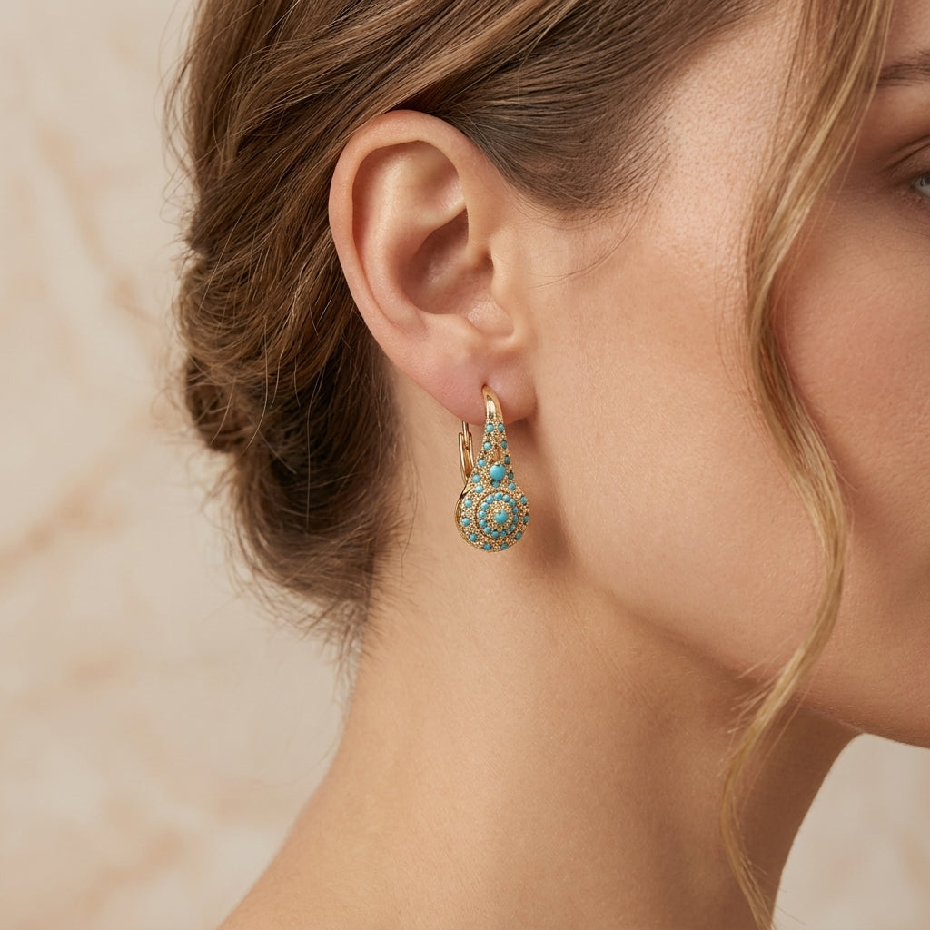 Puces d’oreilles dorées à éléments turquoise