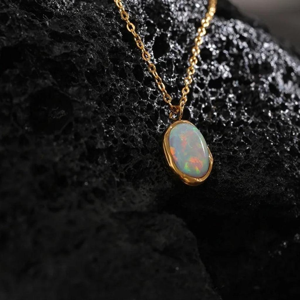 Glänzende Vintage-Halskette mit Opal