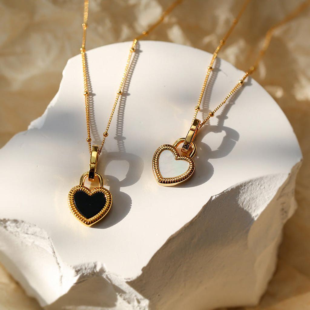 Halskette mit schwarz-weißem Herzanhänger in Gold