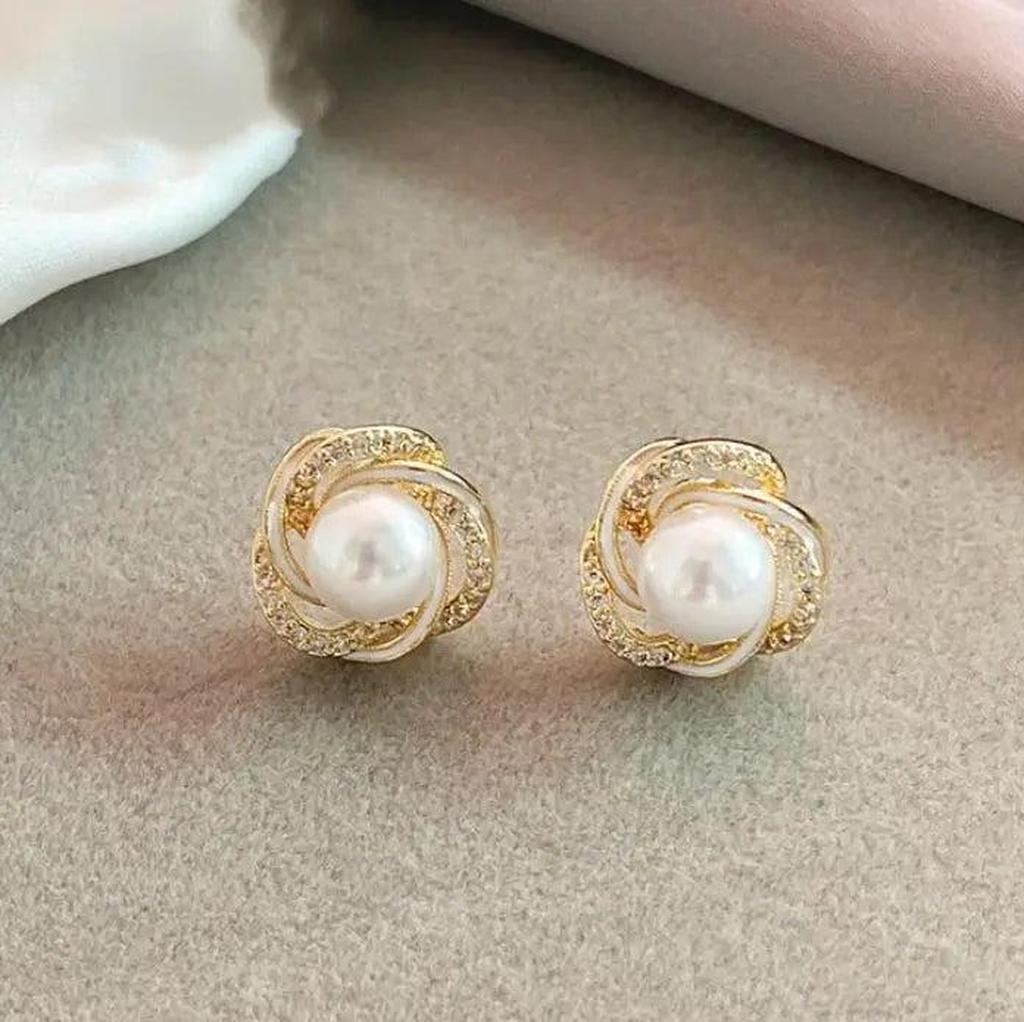Boucles d’oreilles pendantes dorées à perles rondes et zircons