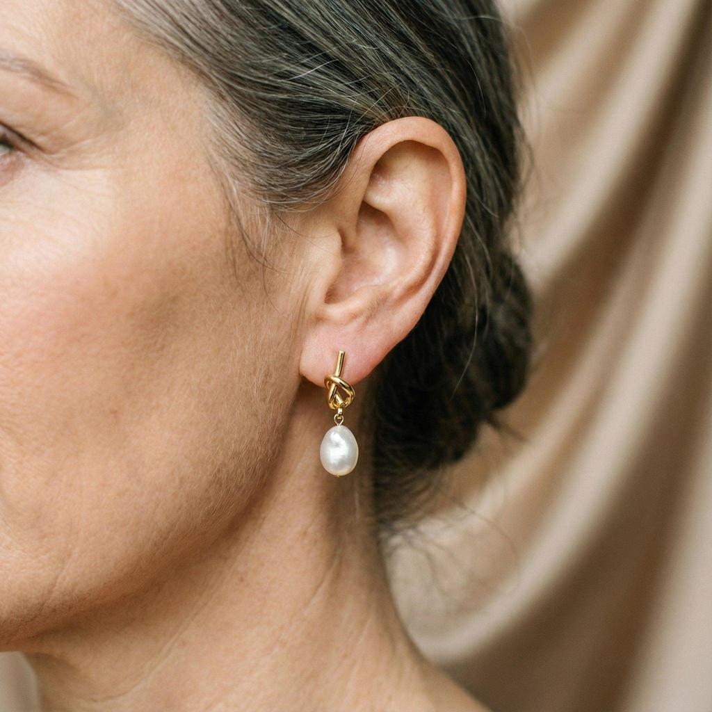 Boucles d’oreilles pendantes dorées à perles baroques