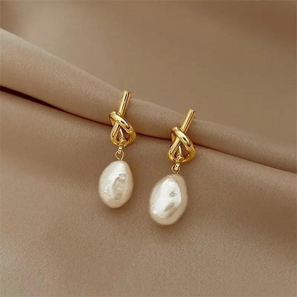 Boucles d’oreilles pendantes dorées à perles baroques