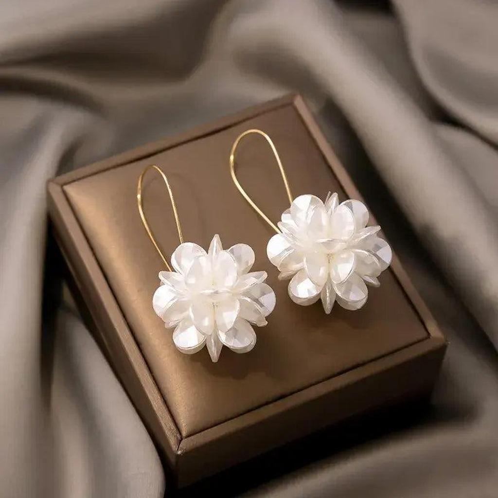 Boucles d’oreilles pendantes à fleurs blanches
