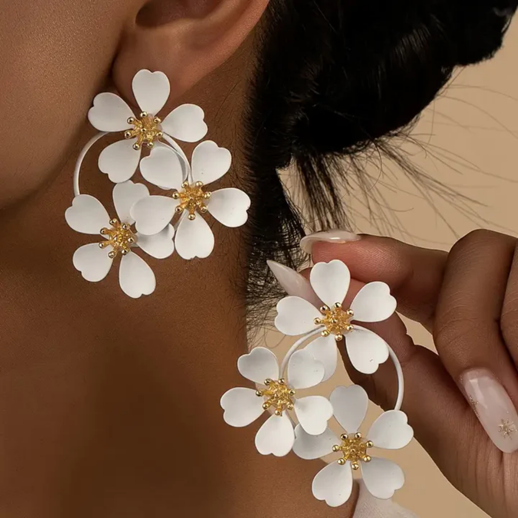 Boucles d’oreilles pendantes à fleurs blanches rétro