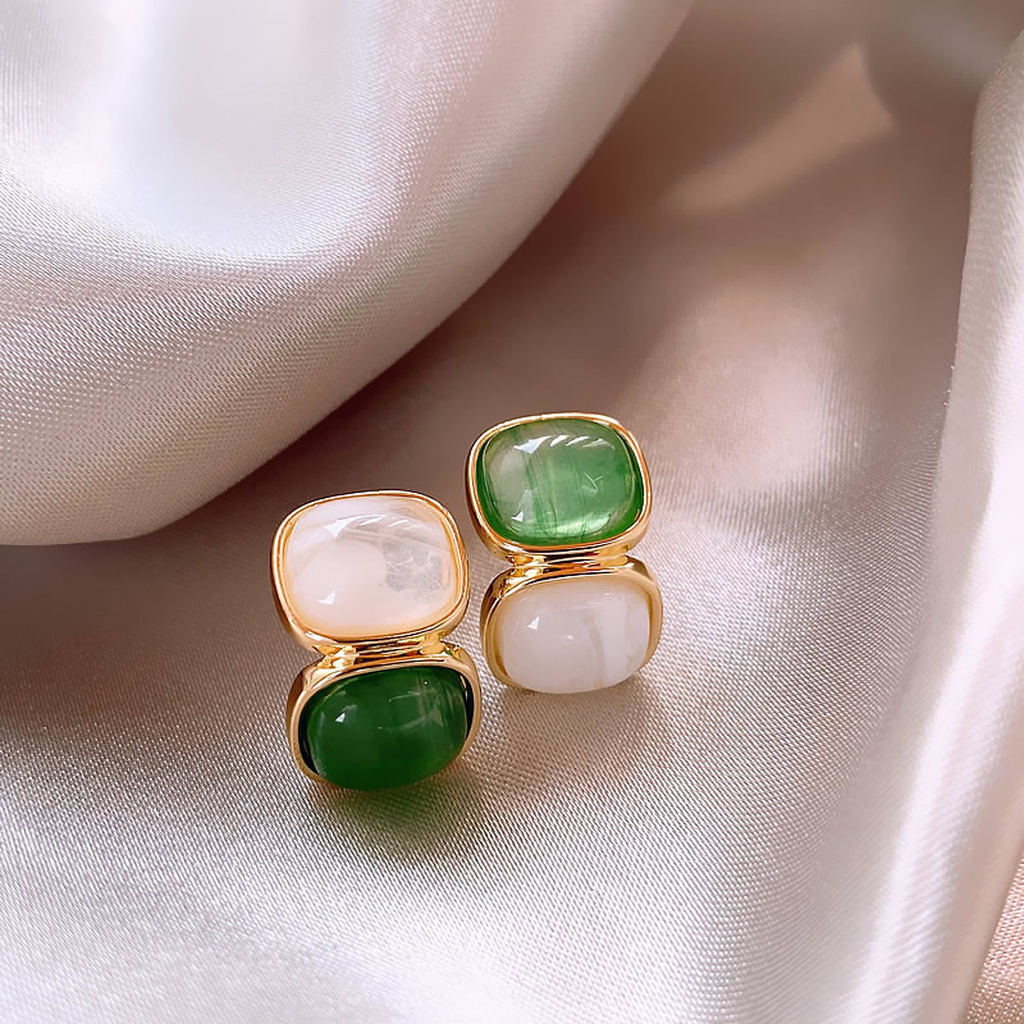 Boucles d’oreilles pendantes à pierres blanches et vertes | Doré