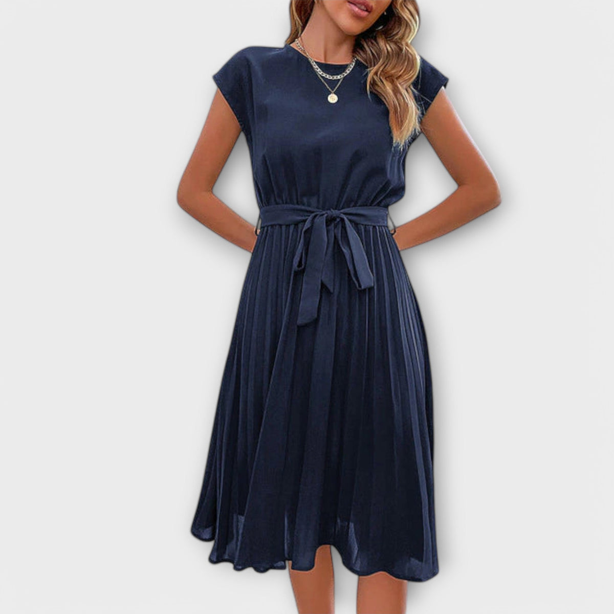 Claire - Robe Midi Noire Plissée à Ceinture