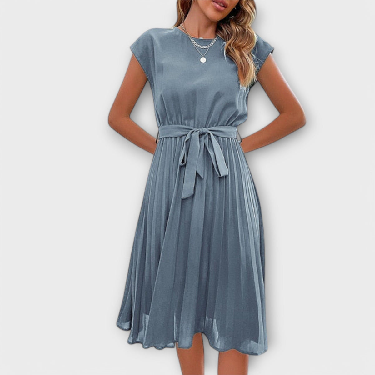 Claire - Robe Midi Noire Plissée à Ceinture