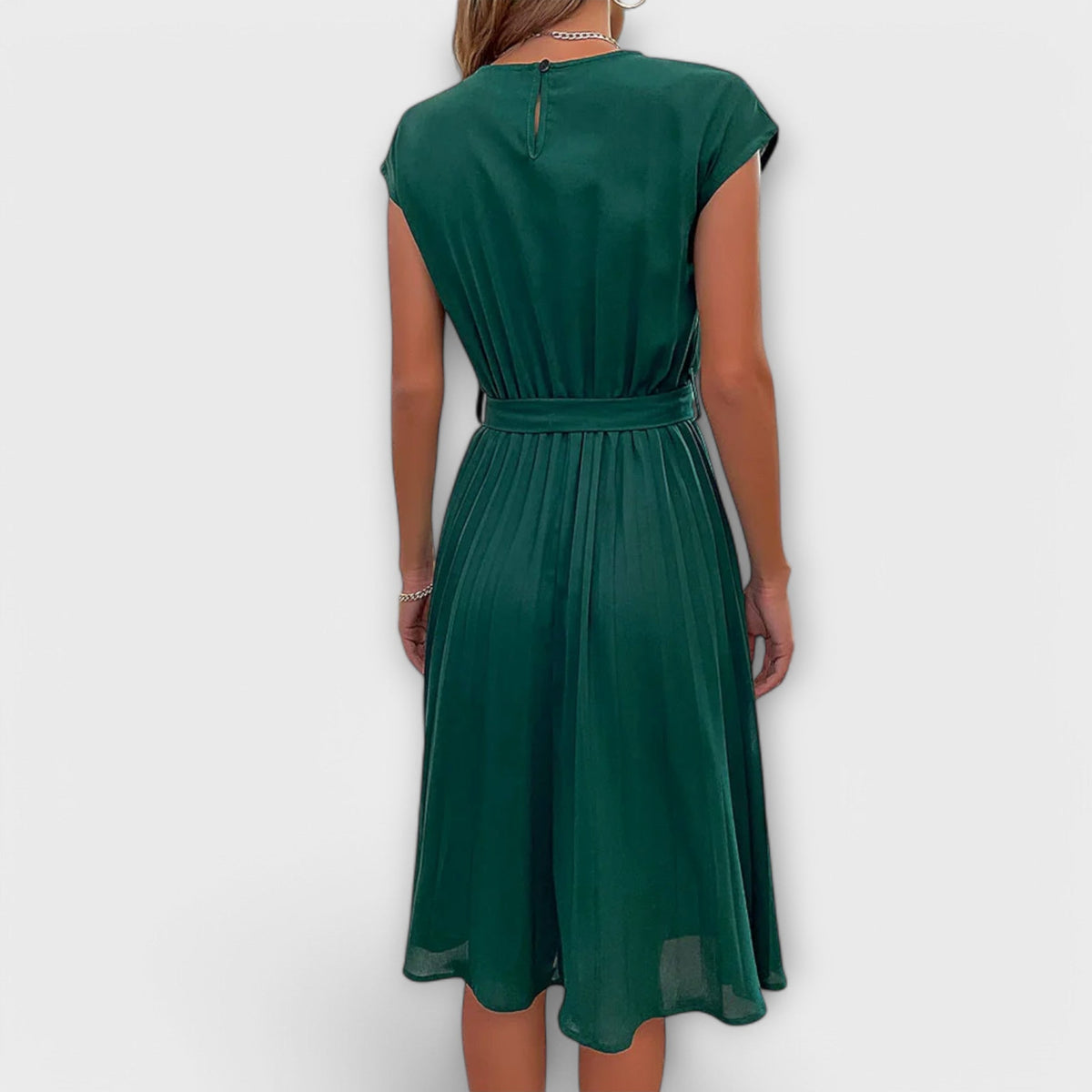 Claire - Robe Midi Noire Plissée à Ceinture