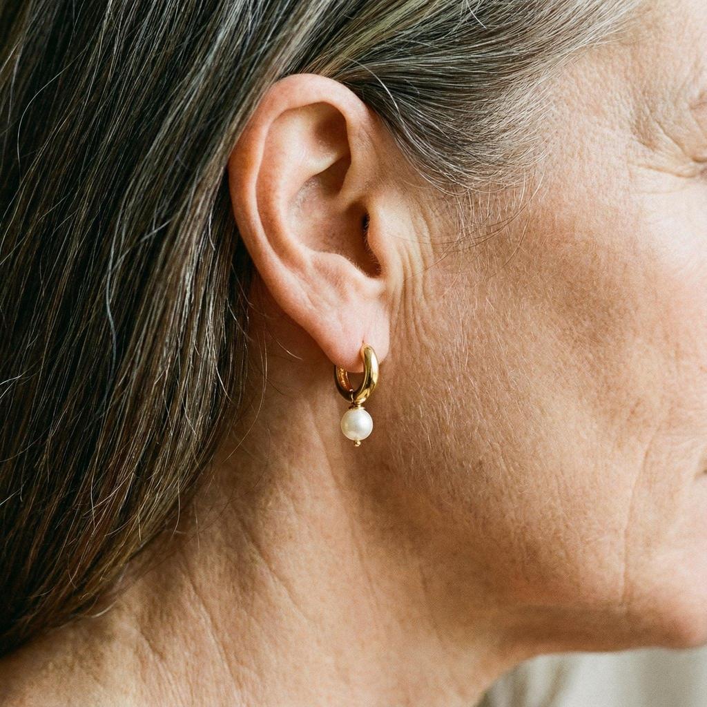 Petites boucles d’oreilles dorées à perles