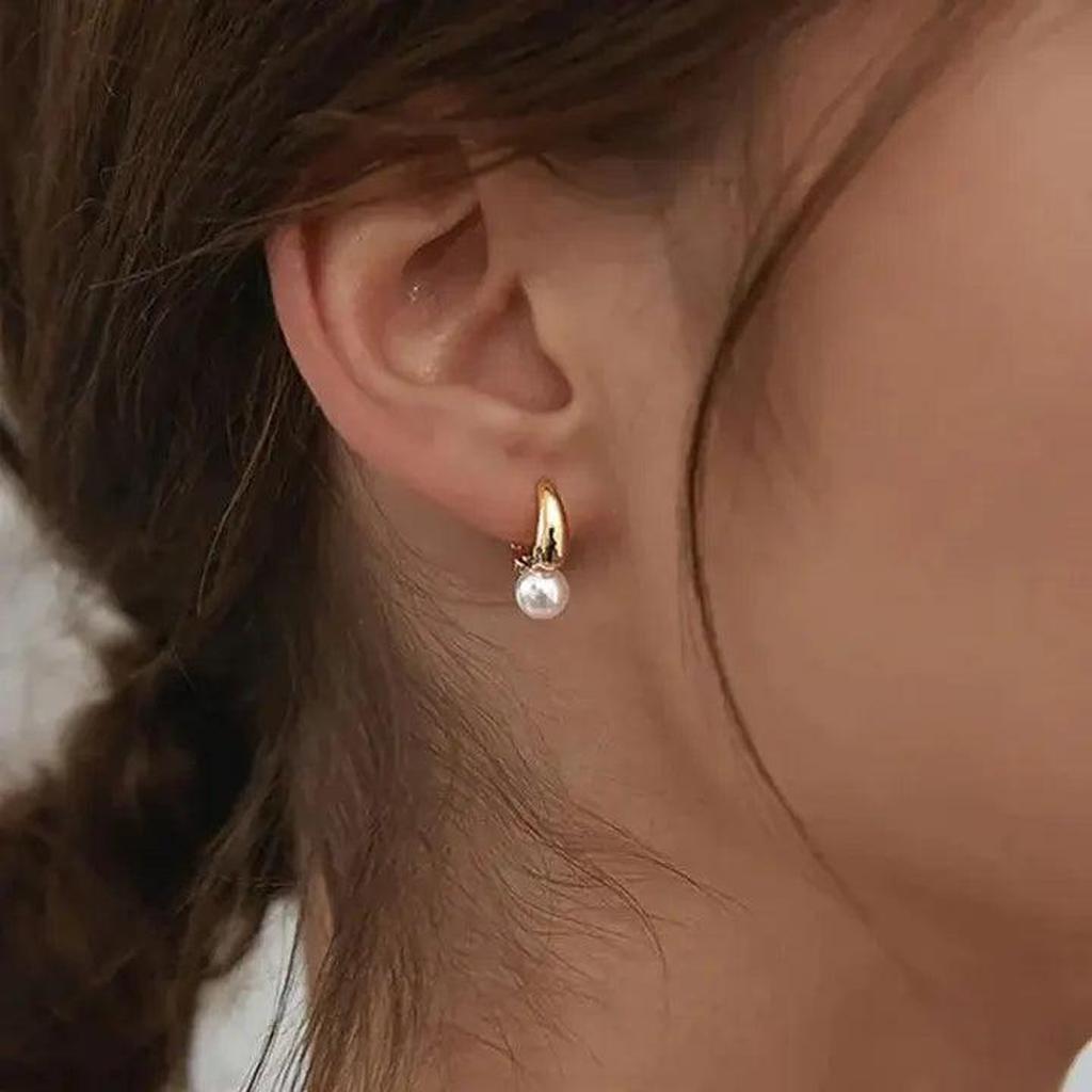 Petites boucles d’oreilles dorées à perles