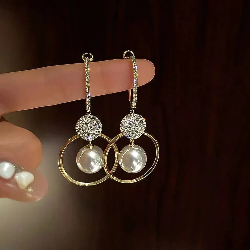 Boucles d’oreilles pendantes raffinées à perles de culture et zircons