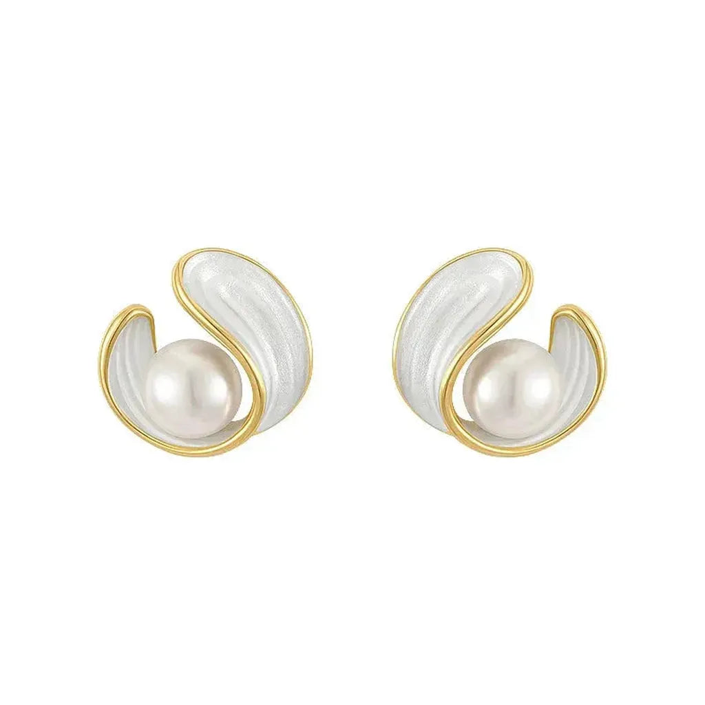 Boucles d’oreilles pendantes raffinées à opale blanche et perles, dorées