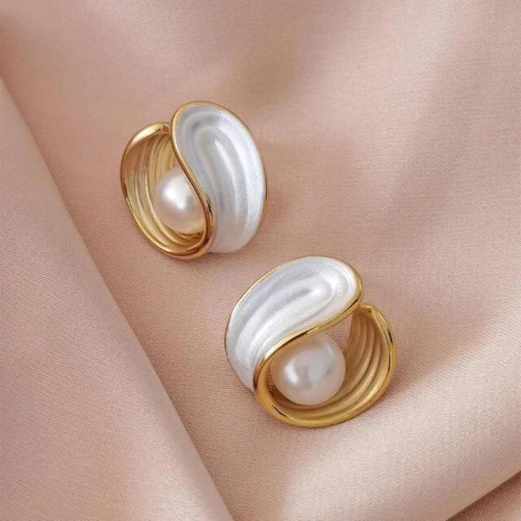 Boucles d’oreilles pendantes raffinées à opale blanche et perles, dorées