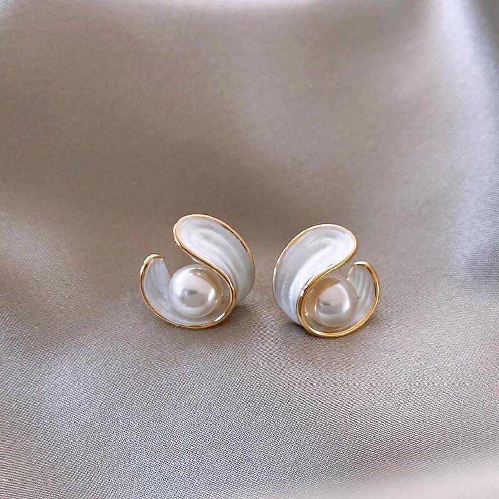 Boucles d’oreilles pendantes raffinées à opale blanche et perles, dorées
