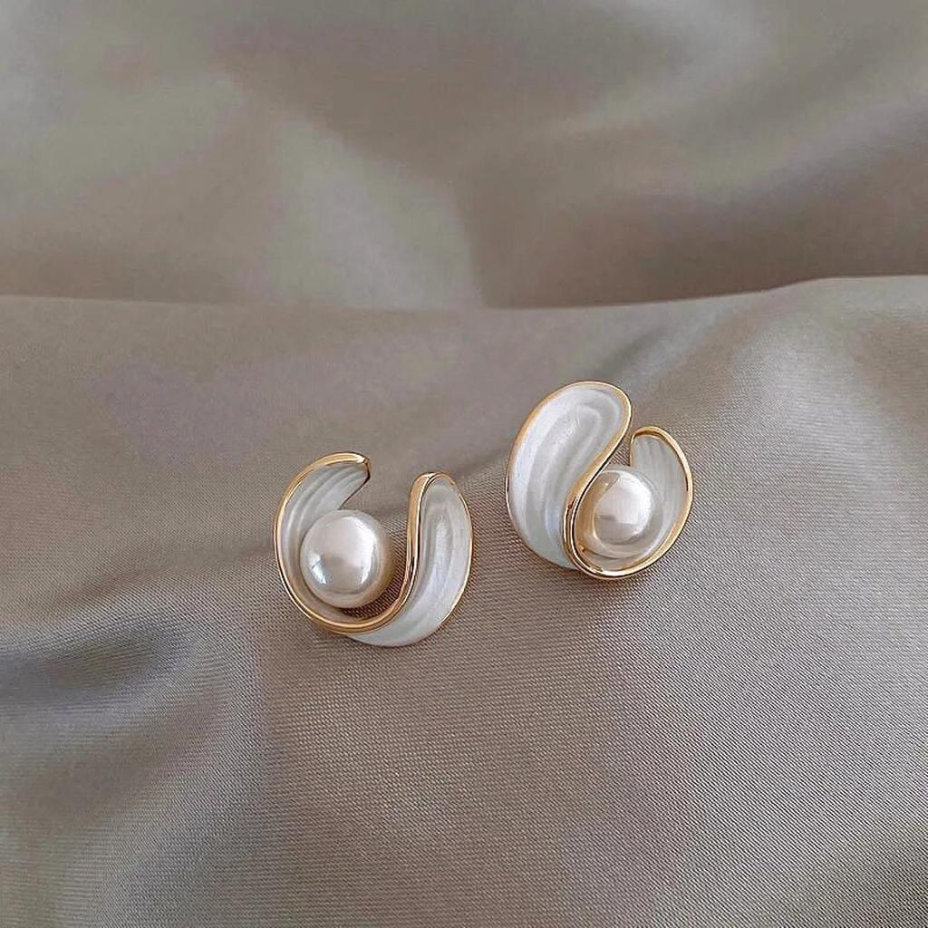Boucles d’oreilles pendantes raffinées à opale blanche et perles, dorées