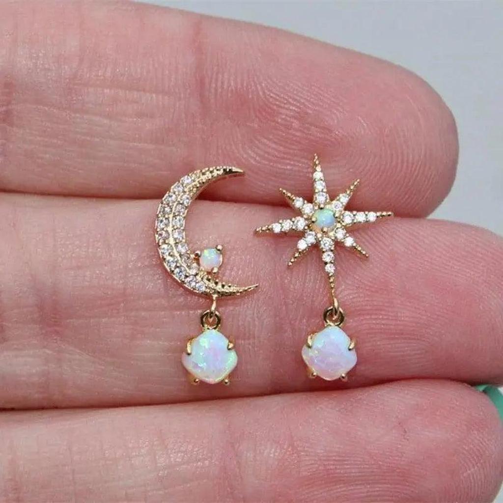 Boucles d’oreilles lune et étoile dorées à opale