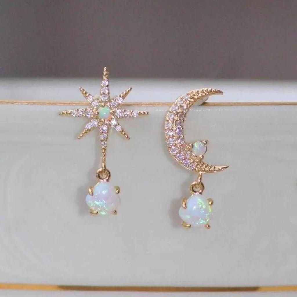 Boucles d’oreilles lune et étoile dorées à opale