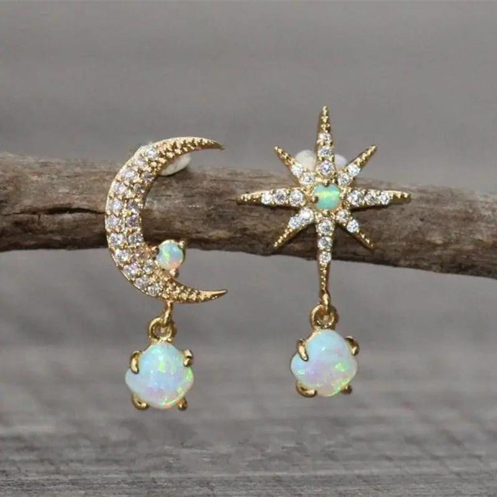Boucles d’oreilles lune et étoile dorées à opale