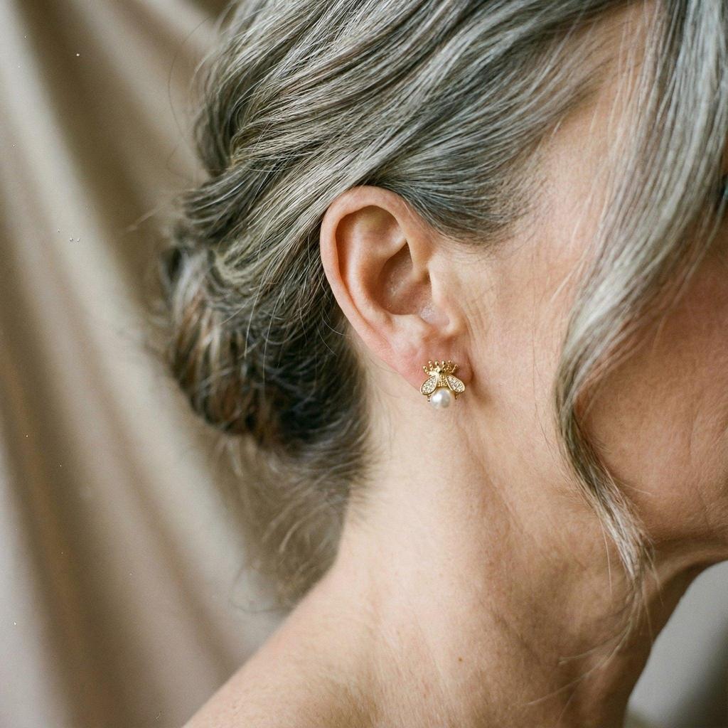 Boucles d’oreilles dorées à perle et zircons