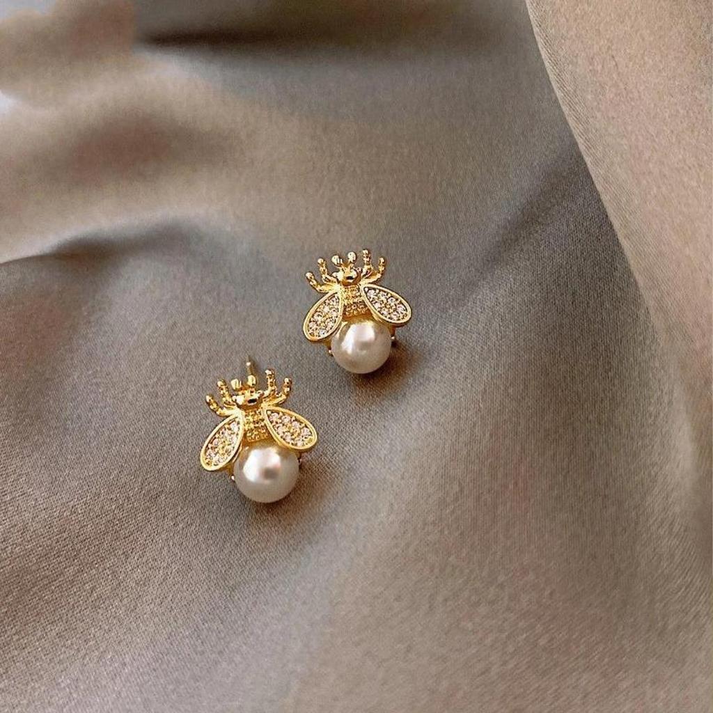 Boucles d’oreilles dorées à perle et zircons