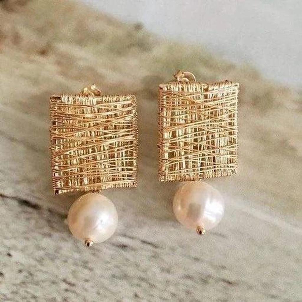 Boucles d’oreilles en fil doré et perles rétro