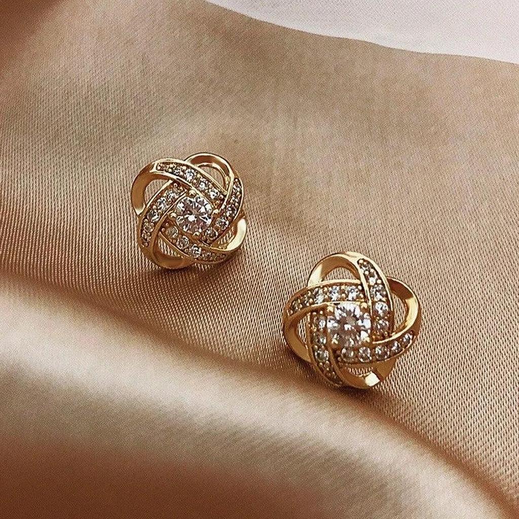 Boucles d’oreilles dorées à boules ornées de zircons