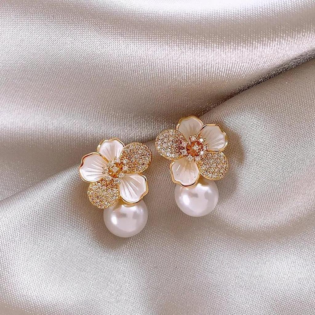 Boucles d’oreilles pendantes camélia blanc et marguerite