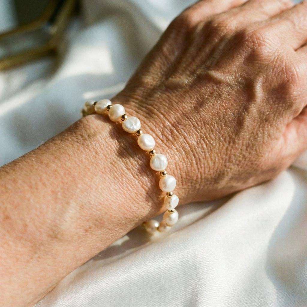 Weißes Retro-Armband mit Perlen und goldenen Akzenten