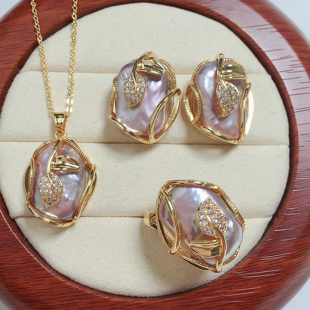 Parure de perles dorées — Collier et boucles d’oreilles