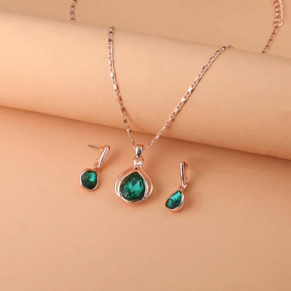 Parure dorée — Collier et boucles d’oreilles au cristal vert