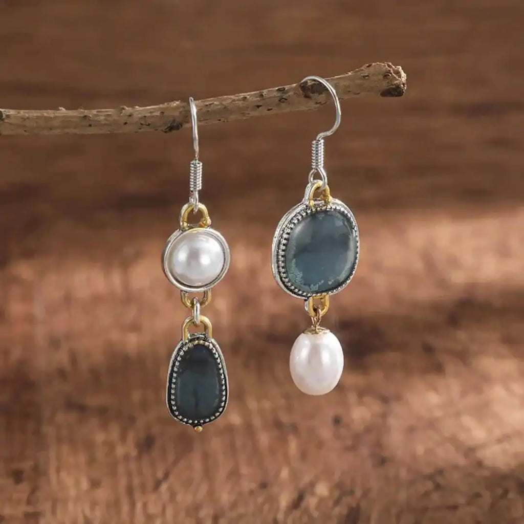 Asymmetrische Ohrringe mit blauen Steinen und Perle