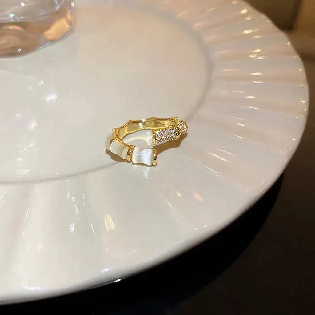 Verstellbarer Luxusring mit weißem Opal in Gold